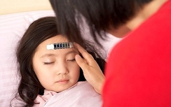 Dùng thuốc hạ sốt đúng cách cho trẻ